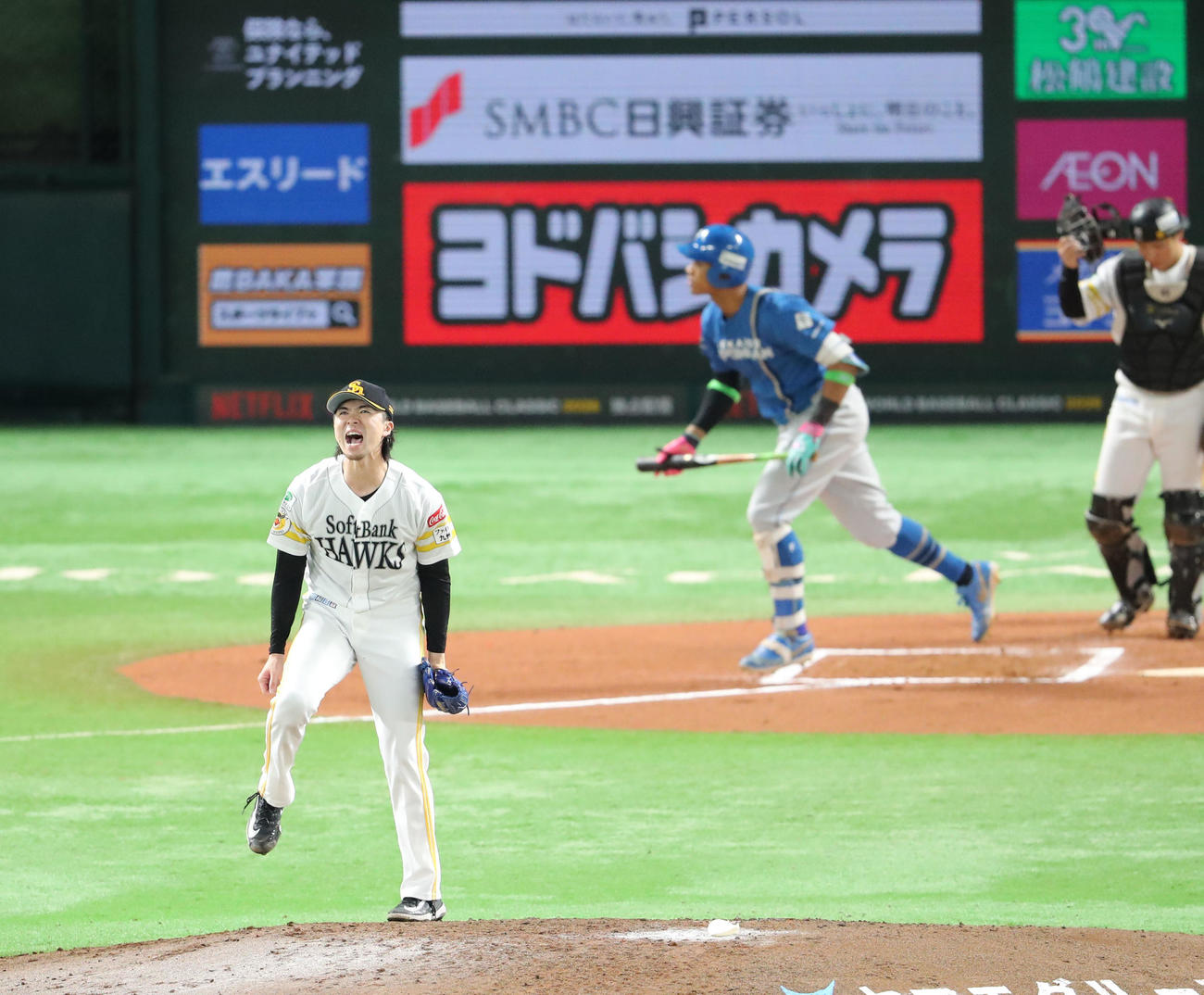 ソフトバンク対日本ハム　6回表日本ハム2死一塁、万波を右飛に仕留めた上沢は気合いの入った表情（撮影・梅根麻紀）