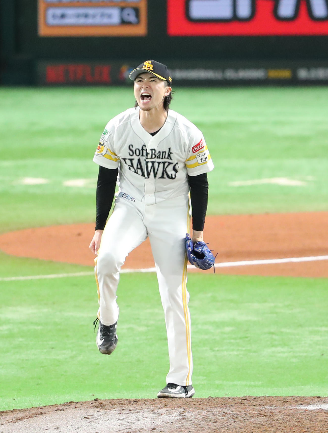 ソフトバンク対日本ハム　6回表日本ハム2死一塁、万波を右飛に仕留めた上沢は気合いの入った表情（撮影・梅根麻紀）