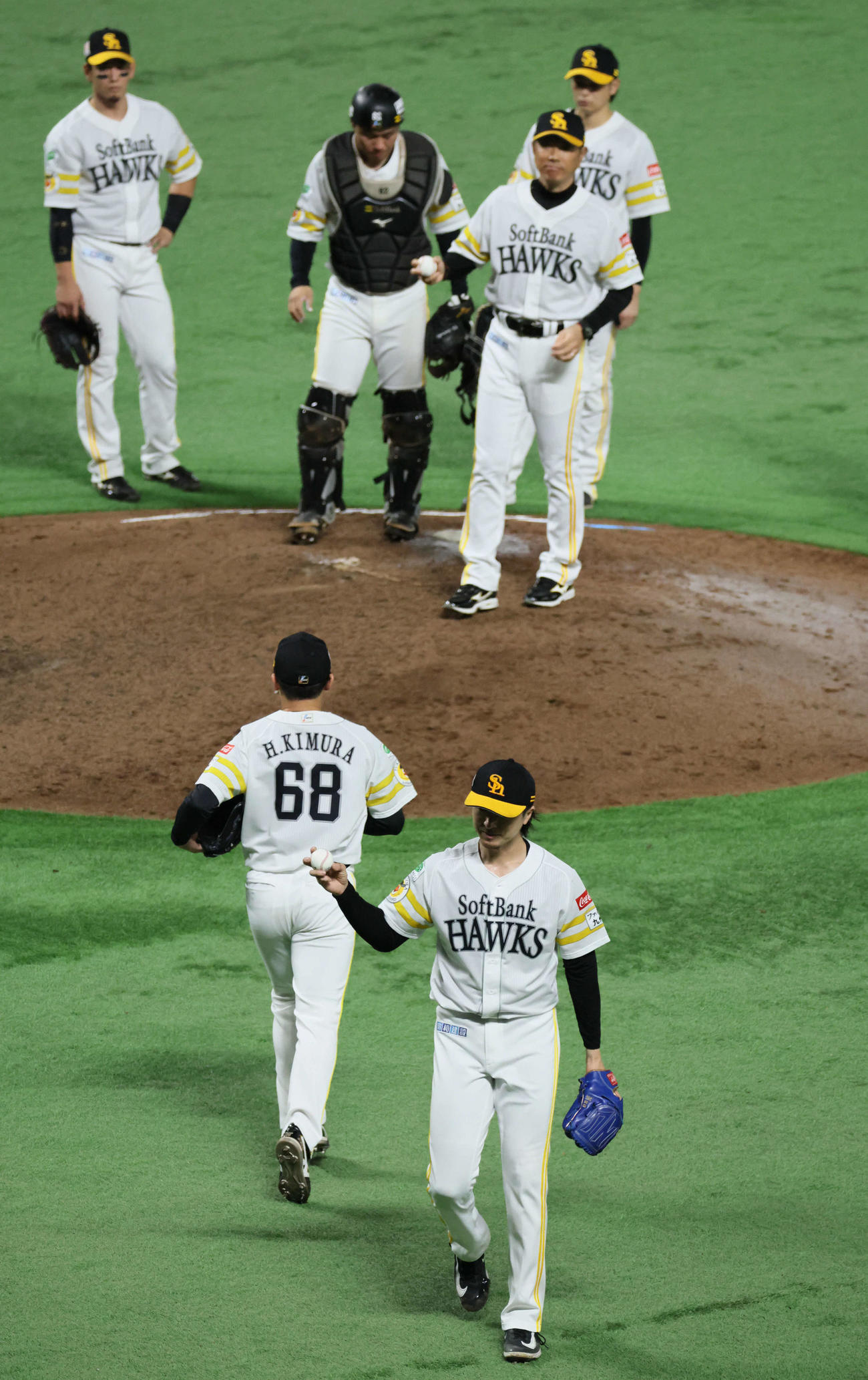 ソフトバンク対日本ハム　7回表日本ハム2死満塁、降板する上沢と小久保監督（後ろ）（撮影・加藤孝規）