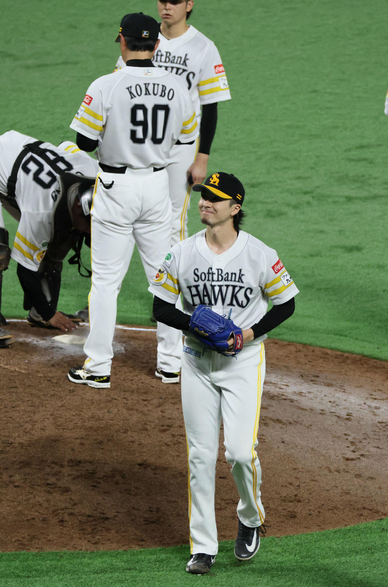 ソフトバンク対日本ハム　7回表日本ハム2死満塁、降板する上沢と小久保監督（後ろ）（撮影・加藤孝規）