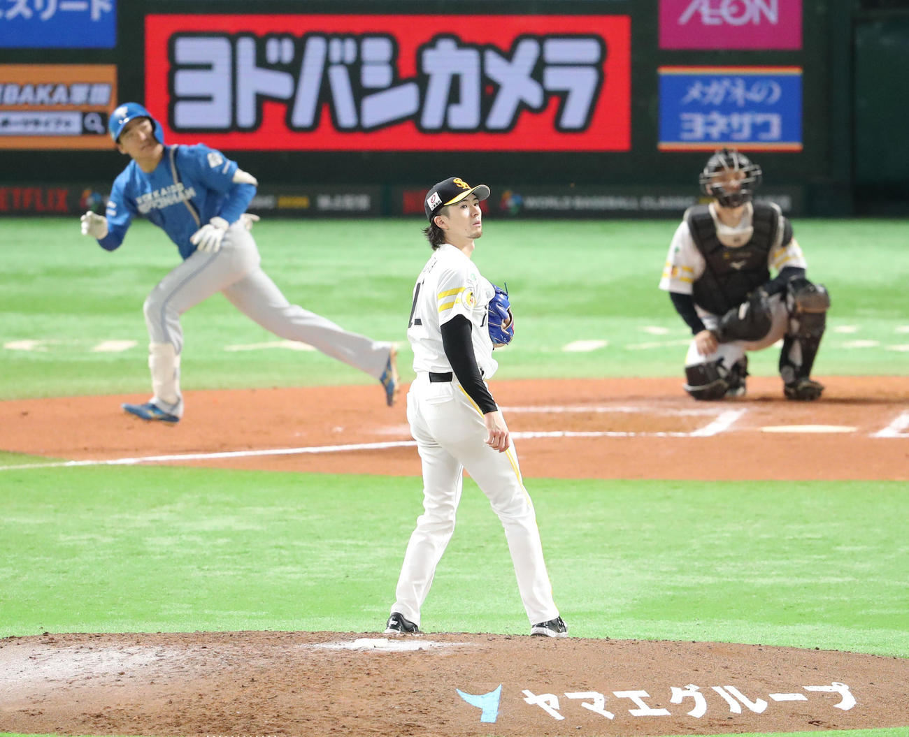 ソフトバンク対日本ハム　6回表日本ハム無死、山県に左越え本塁打を浴びた上沢（撮影・梅根麻紀）