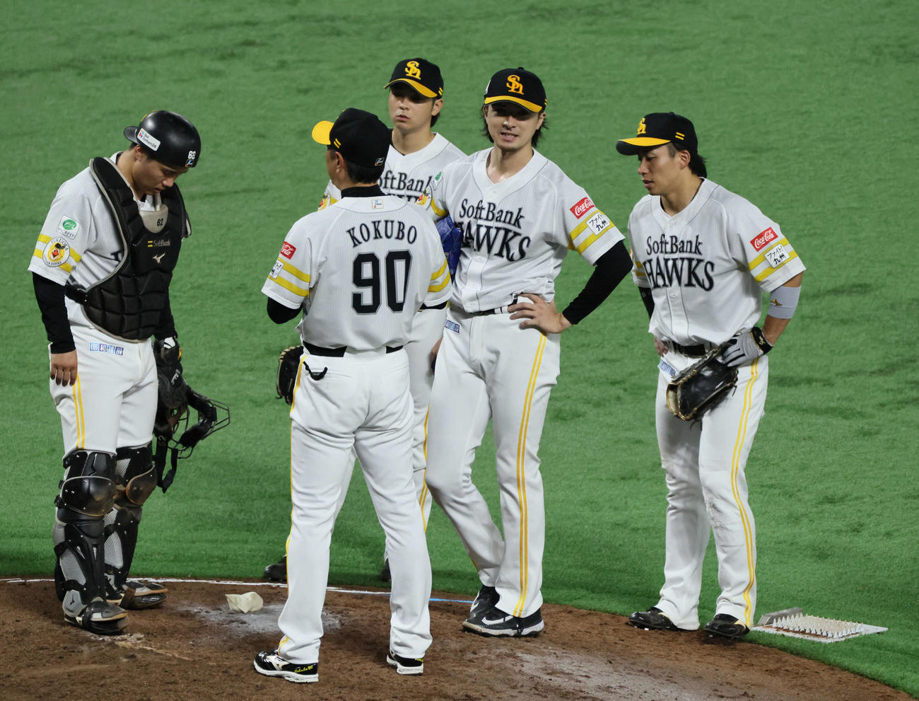 ソフトバンク対日本ハム　7回表日本ハム2死満塁、降板する上沢（右から2人目）と小久保監督（撮影・加藤孝規）