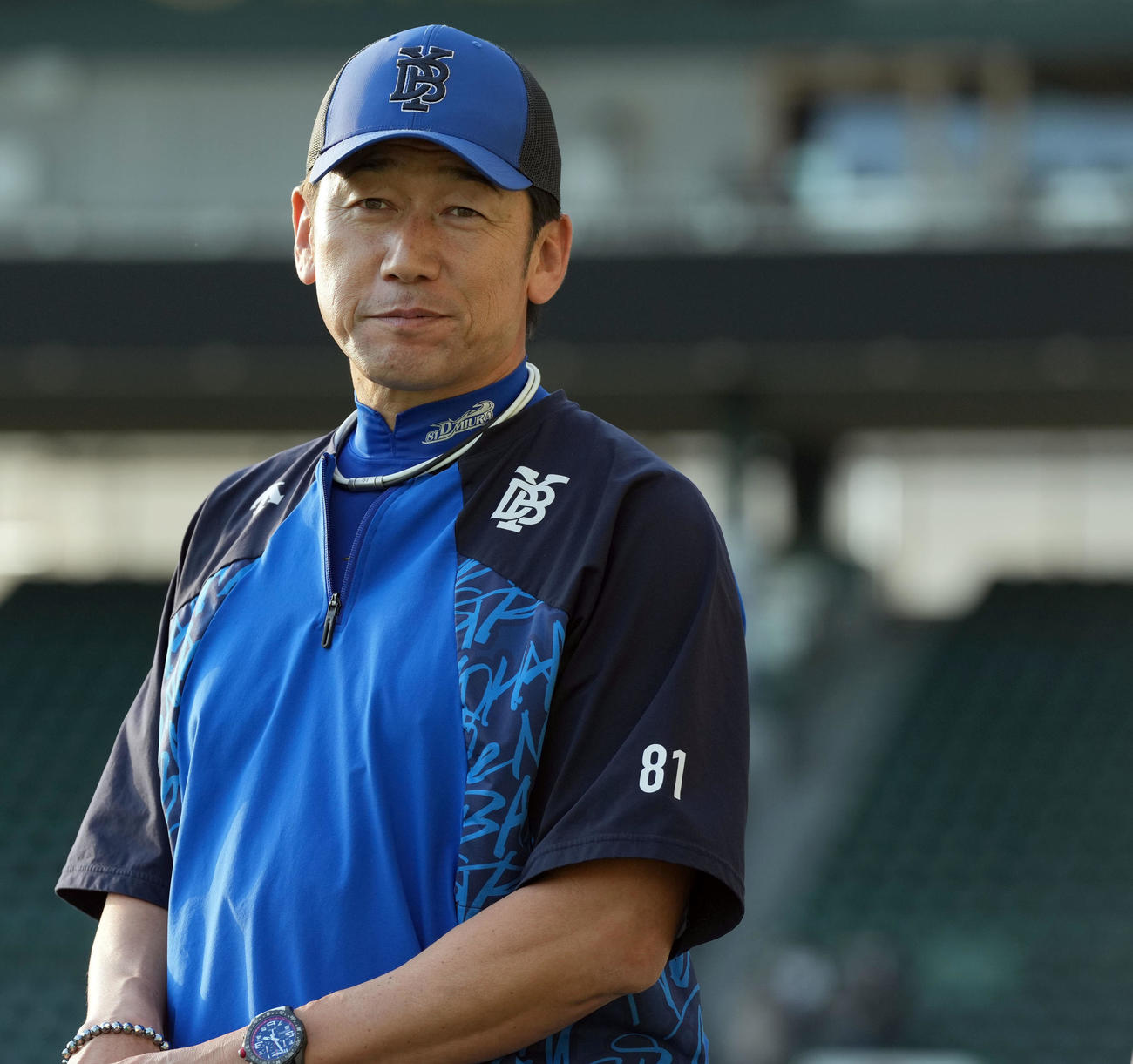 阪神対DeNA　練習に姿を見せたDeNA三浦監督（撮影・たえ見朱実）