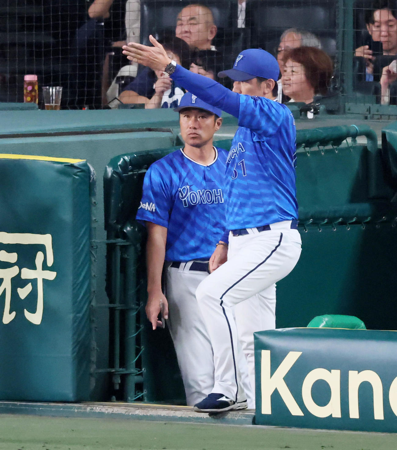 阪神対DeNA 5回裏阪神2死二塁、三浦監督は佐藤輝に敬遠を申告する（撮影・加藤哉）