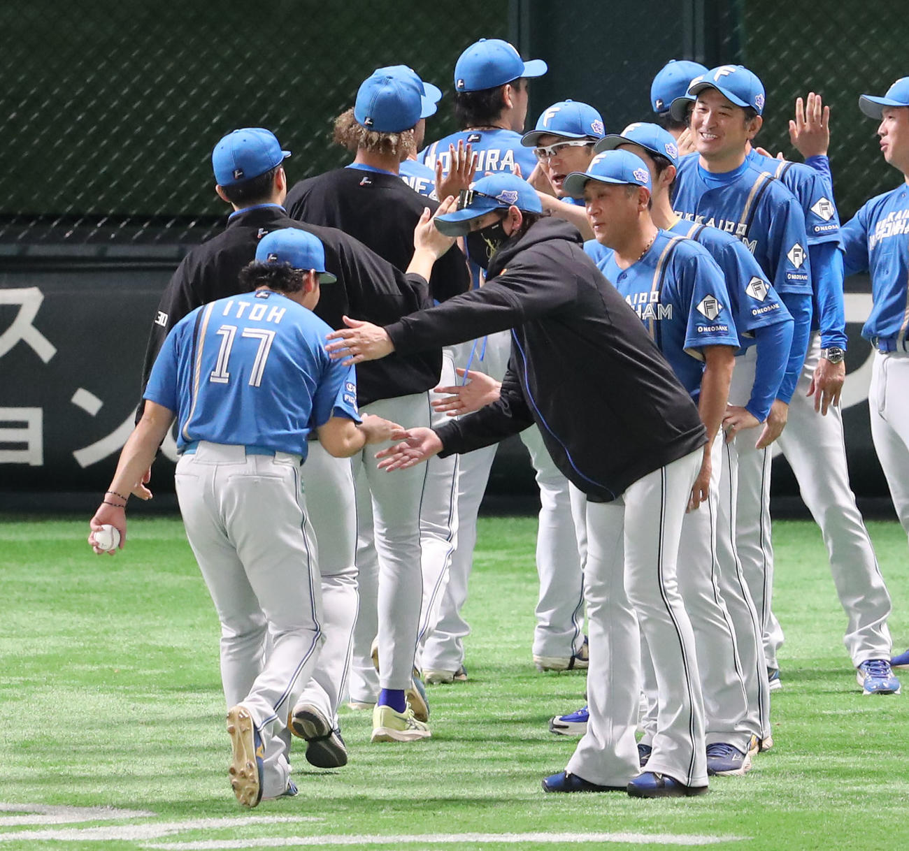 ソフトバンク対日本ハム　勝利投手となった伊藤大海とハイタッチをする新庄監督（撮影・梅根麻紀）