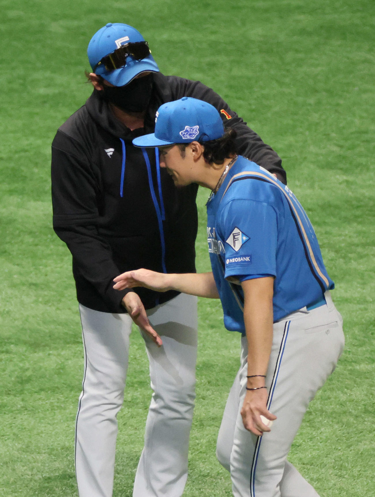 ソフトバンク対日本ハム　伊藤（右）を迎える新庄監督（撮影・加藤孝規）