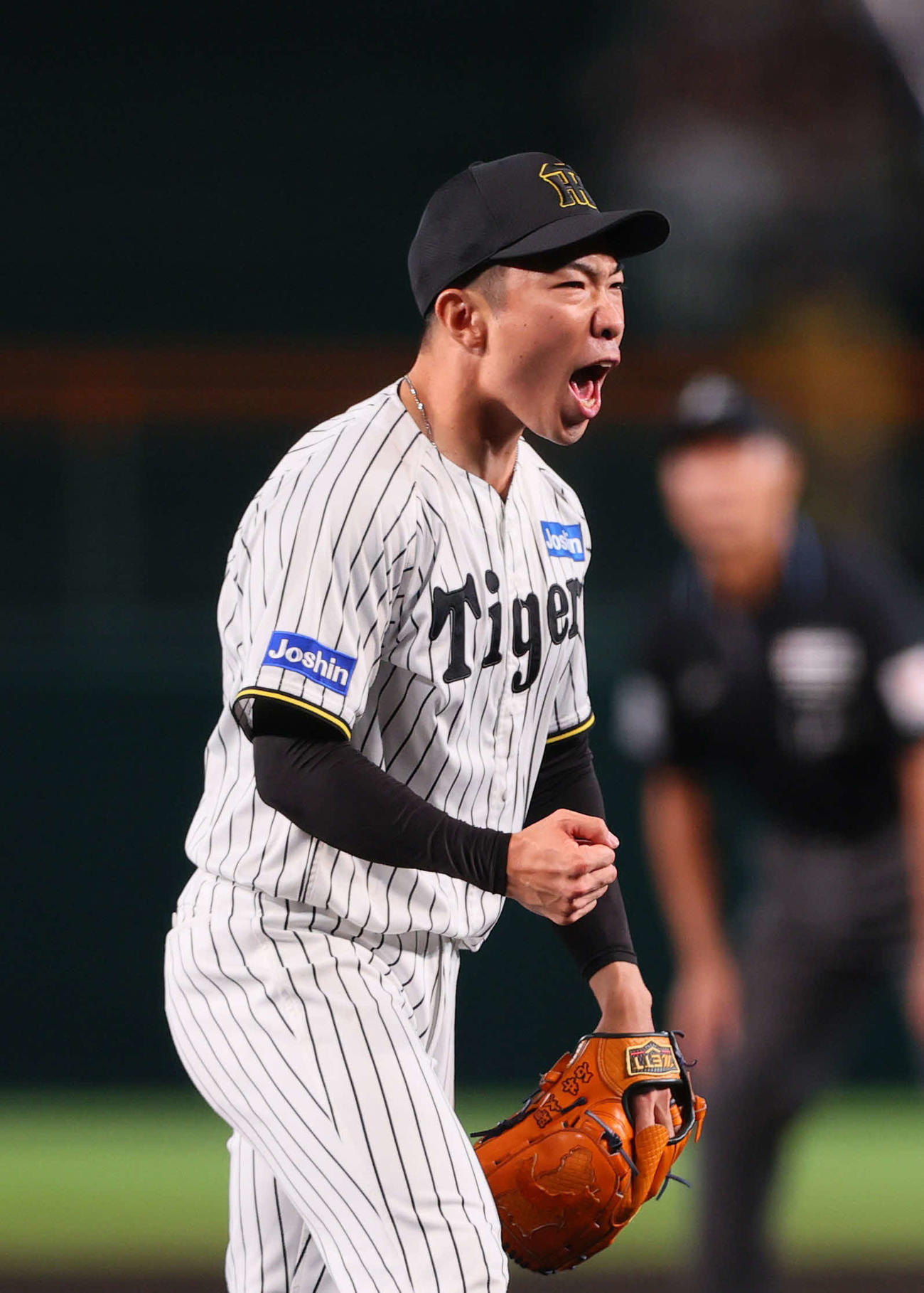阪神対DeNA 8回表DeNA2死満塁、石井は蝦名を空振り三振を奪い雄たけびを上げる（撮影・上山淳一）