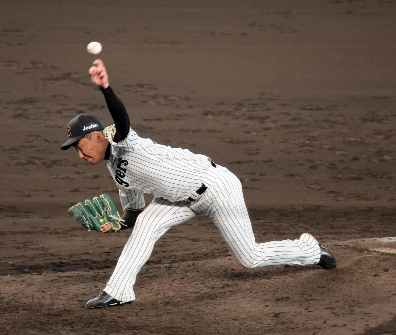 CSファイナル阪神対DeNA　最後を締めた阪神岩崎（撮影・宮崎幸一）