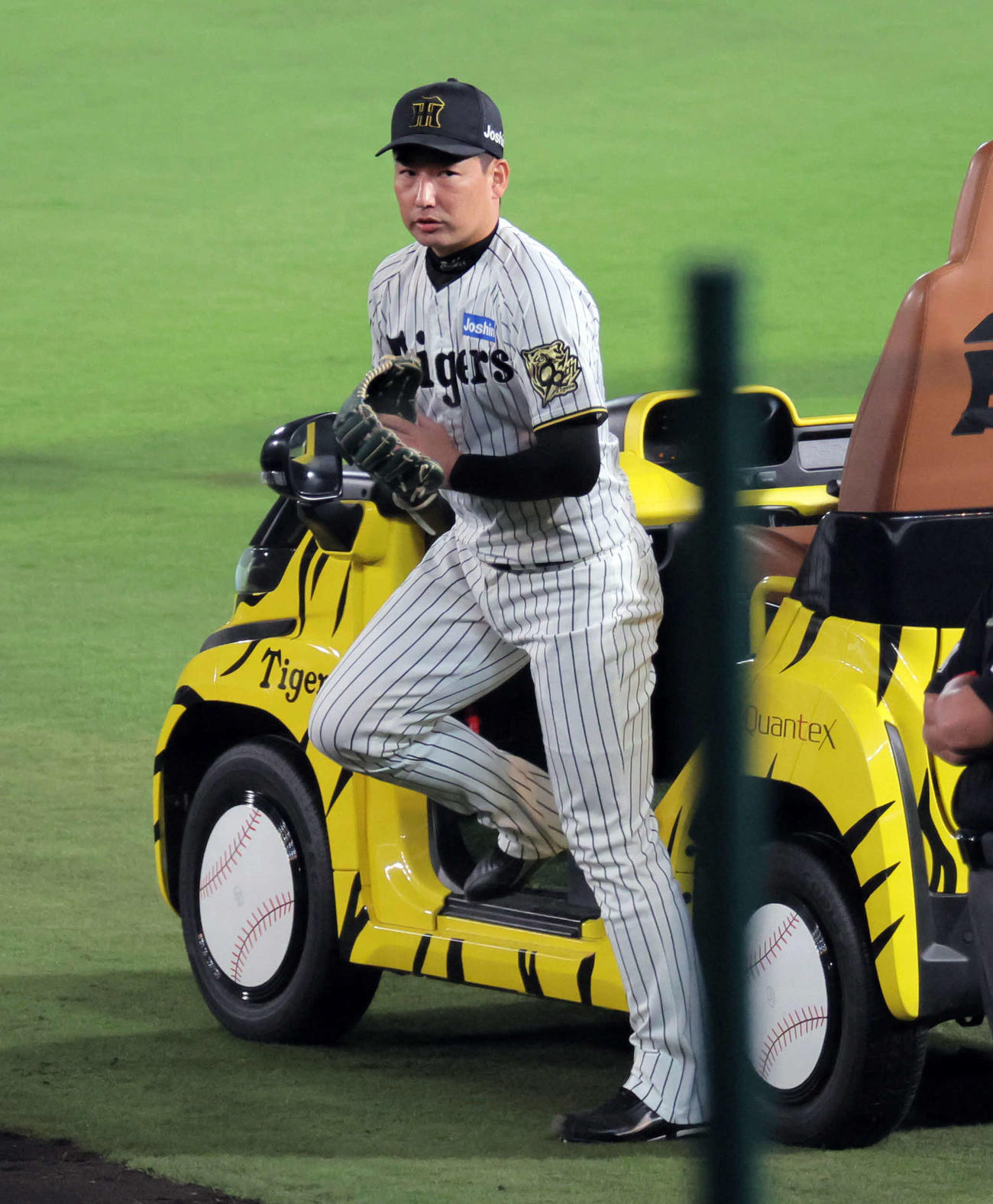 CSファイナル阪神対DeNA 9回表のマウンドに向かう阪神岩崎（撮影・宮崎幸一）