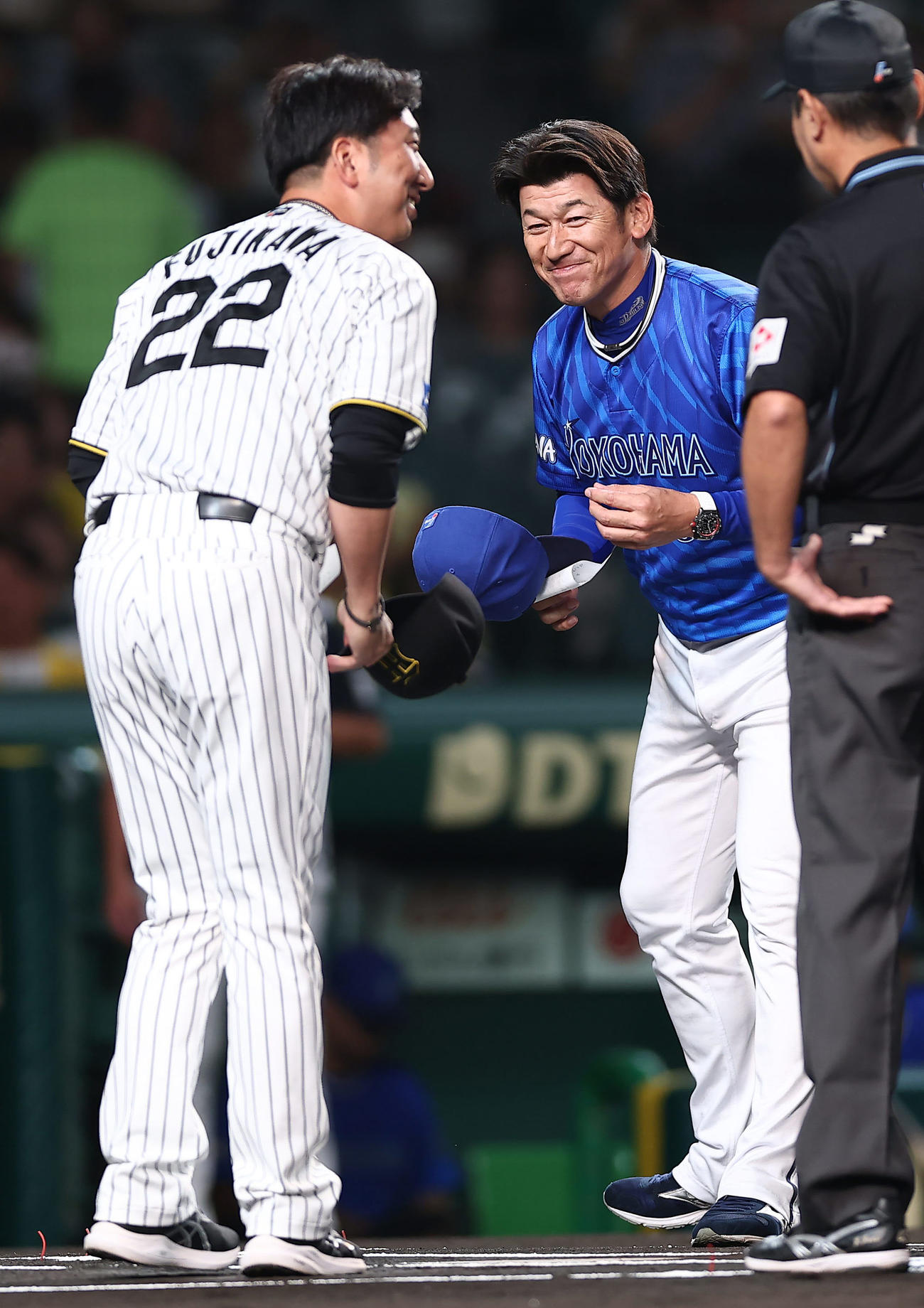 阪神対DeNA　試合前、笑顔であいさつを交わす阪神藤川監督（左）とDeNA三浦監督（撮影・前田充）