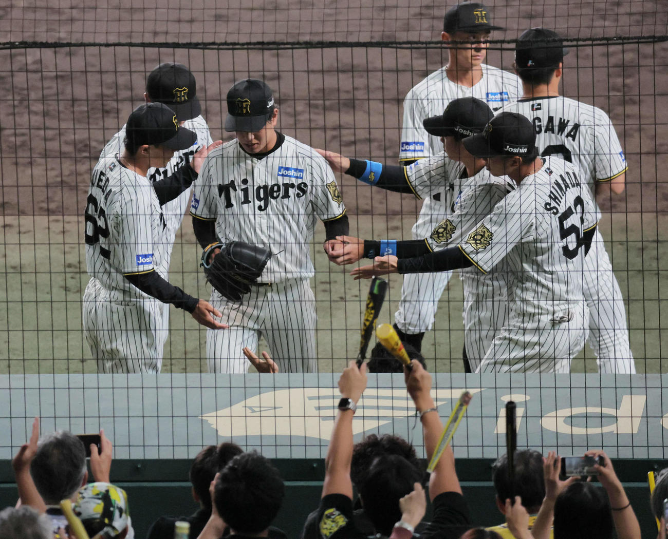 CSファイナル阪神対DeNA 8回途中を無失点に抑えて降板した阪神先発の高橋（左から3人目）はナインに迎えられる（撮影・宮崎幸一）