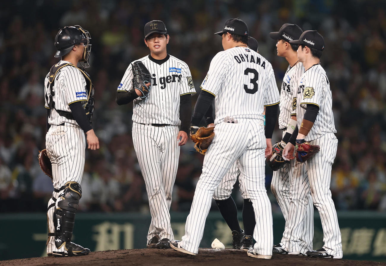 阪神対DeNA 8回表DeNA1死、代打松尾に中前打を許し、マウンドに集まる高橋（左から2人目）ら（撮影・前田充）