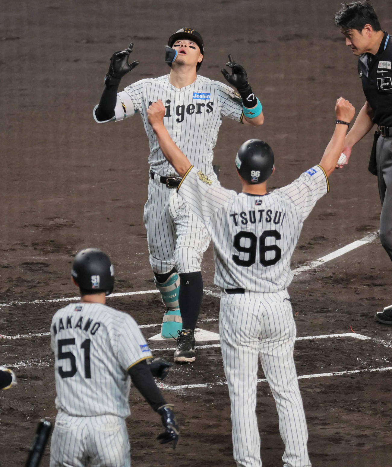CSファイナル阪神対DeNA 1回裏阪神1死一、二塁、佐藤輝は中越え先制3点本塁打を放つ（撮影・宮崎幸一）