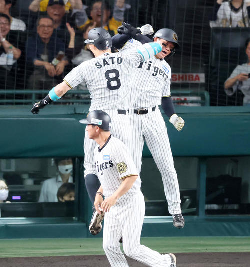 データ】阪神佐藤輝明、日本人4番初の日本シリーズ進出決めた試合でV