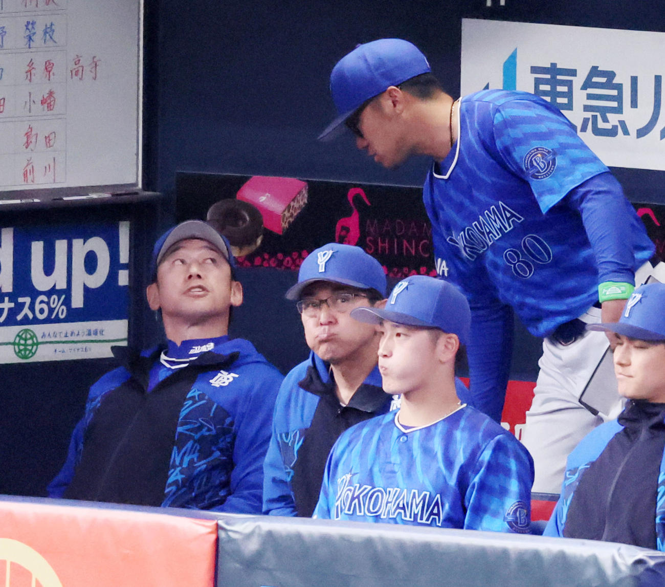 4月1日、阪神戦、ベンチで三浦監督（左端）と話をする相川コーチ