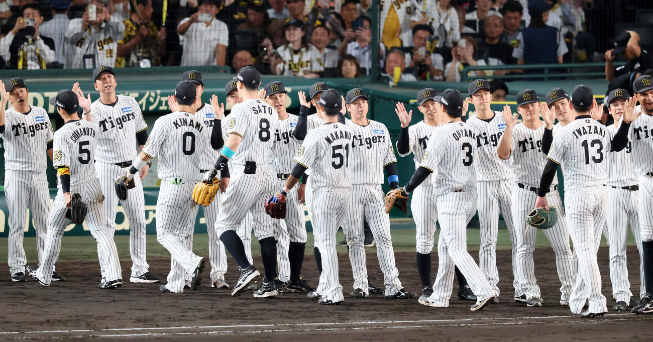 阪神対DeNA DeNAに3連勝しナインを迎える阪神藤川監督（撮影・加藤哉）