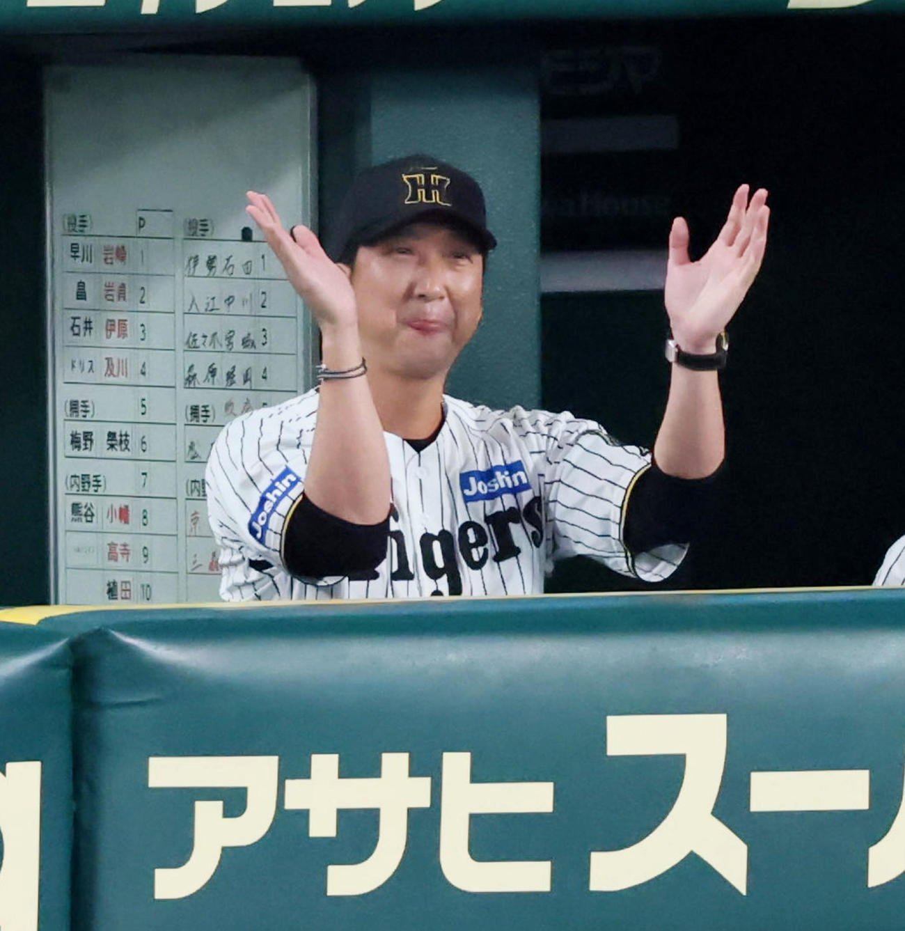 阪神対DeNA 3回裏阪神2死一、二塁、藤川監督は大山の左越え適時二塁打に拍手を送る（撮影・加藤哉）