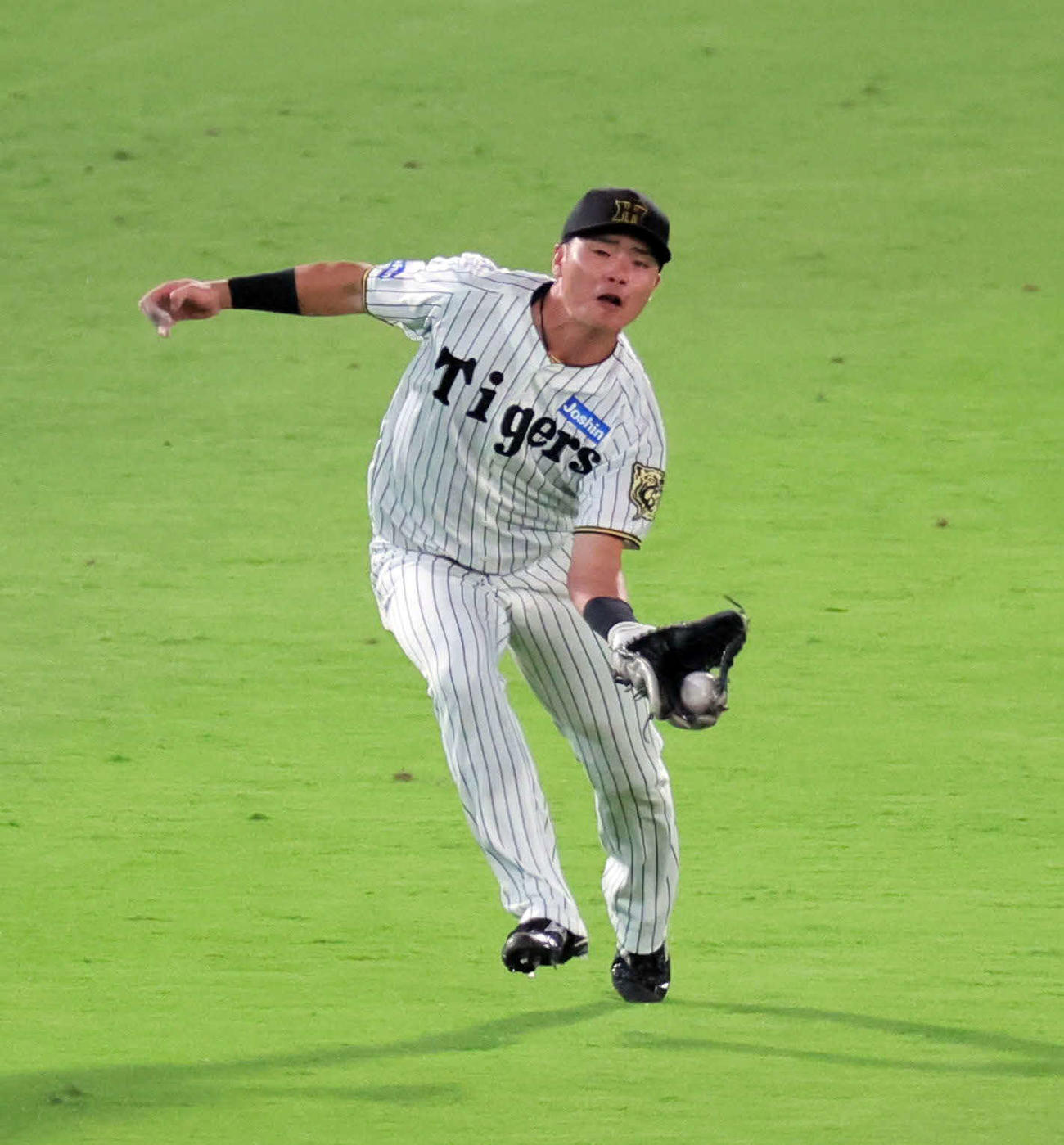 CSファイナル阪神対DeNA 8回表DeNA1死満塁、小野寺は戸柱の左飛を好捕する（撮影・宮崎幸一）
