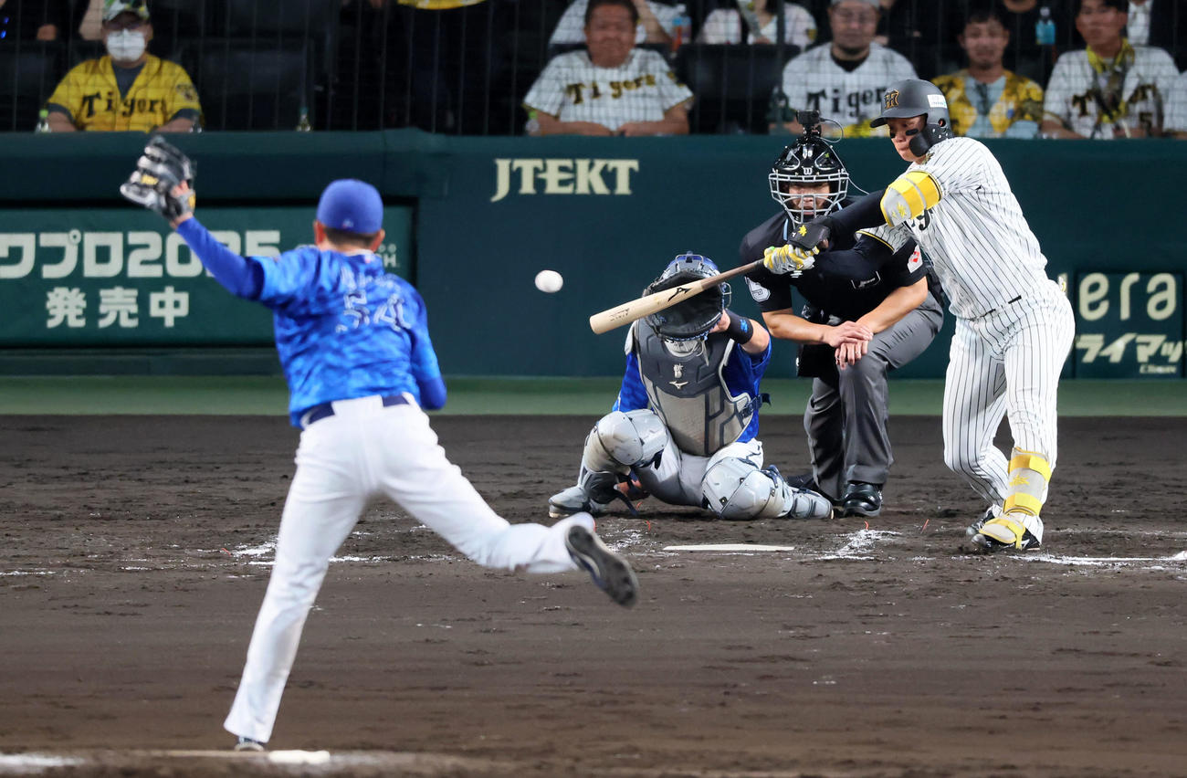 阪神対DeNA 7回裏阪神1死、森下は右へ二塁打を放つ。投手石田裕（撮影・加藤哉）