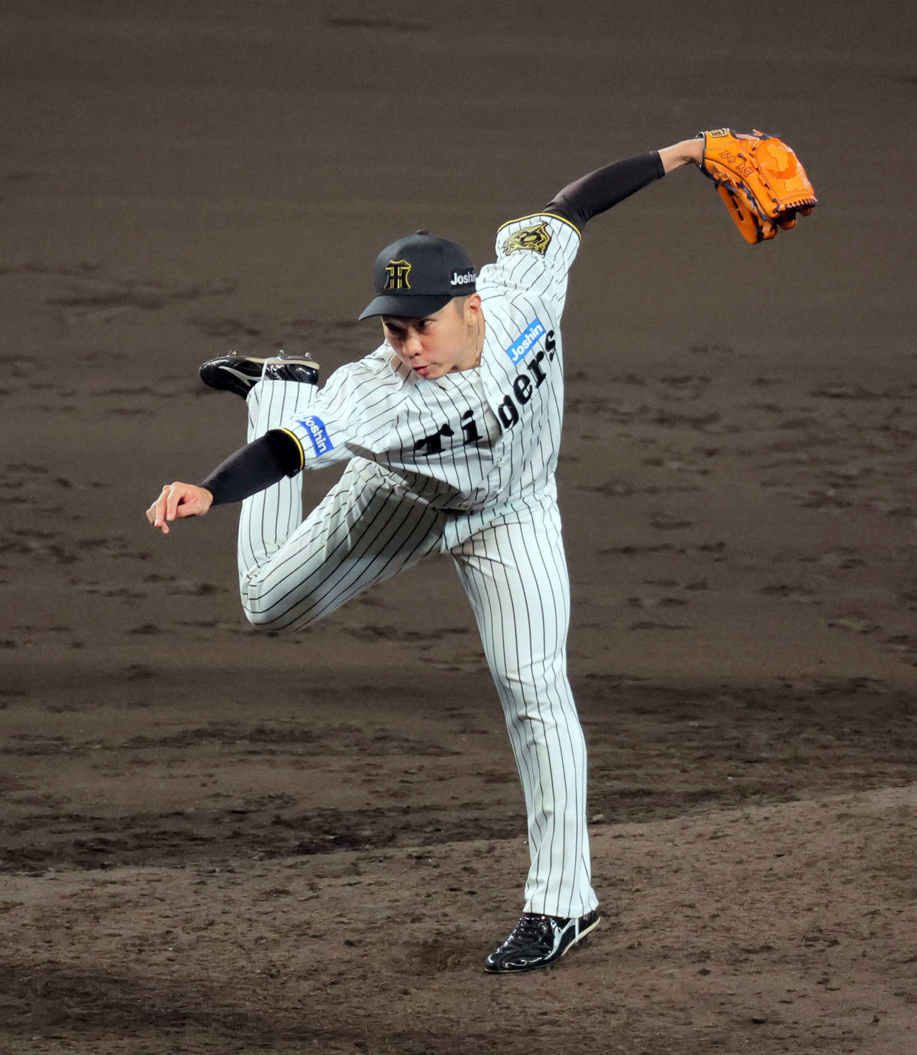 CSファイナル阪神対DeNA 8回表DeNA2死満塁、ピンチをしのいだ阪神石井（撮影・宮崎幸一）