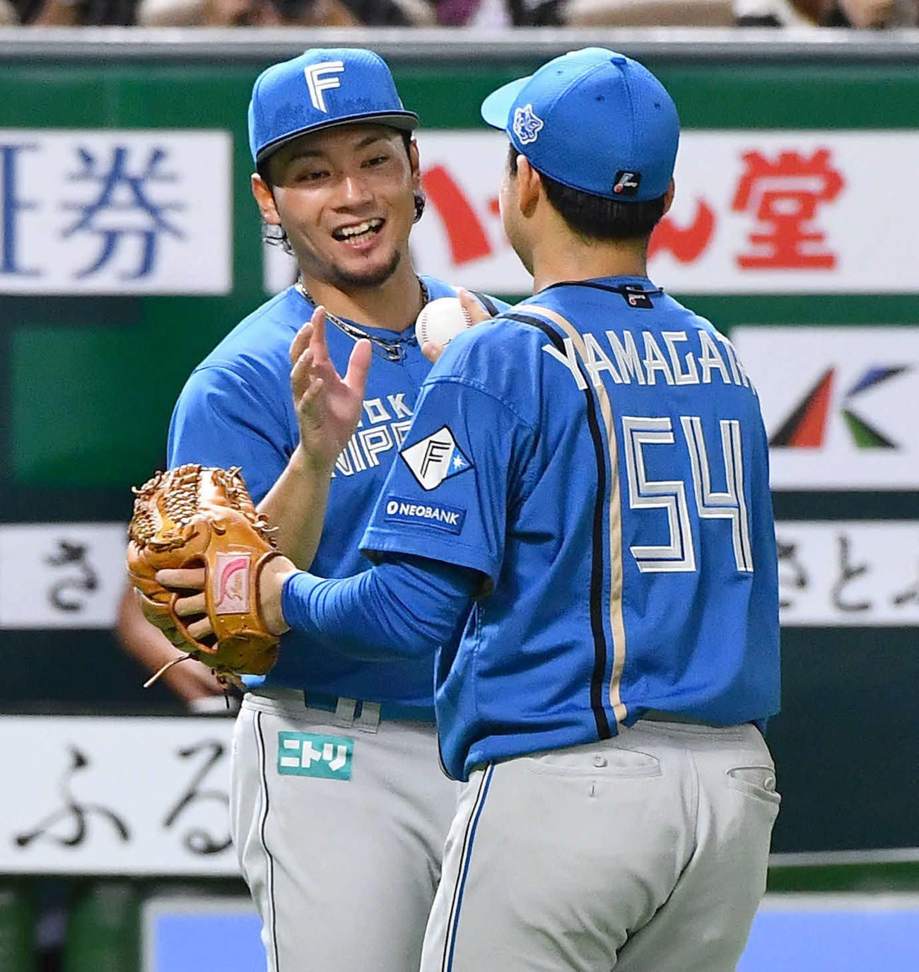 ソフトバンク対日本ハム　ソフトバンクに勝利し、山県（右）から笑顔でウイニングボールを受け取る伊藤（撮影・岩下翔太）