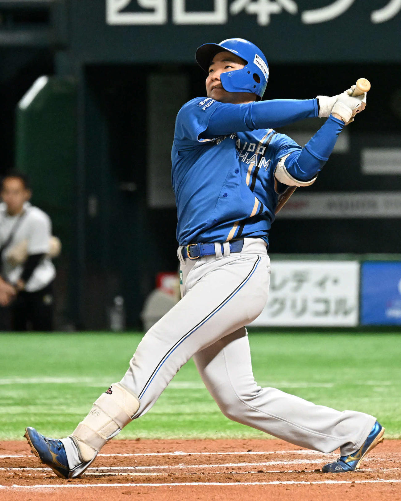 ソフトバンク対日本ハム　7回表日本ハム無死、山県は左越えに本塁打を放つ（撮影・林敢治）