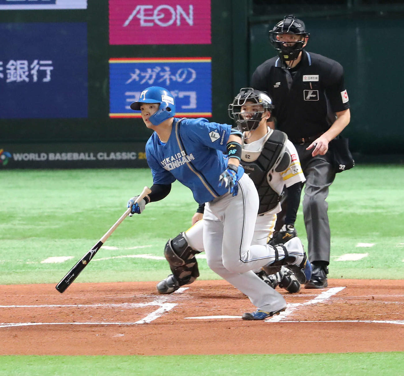 ソフトバンク対日本ハム　1回表日本ハム1死一、三塁、郡司は右犠飛を放つ（撮影・梅根麻紀）