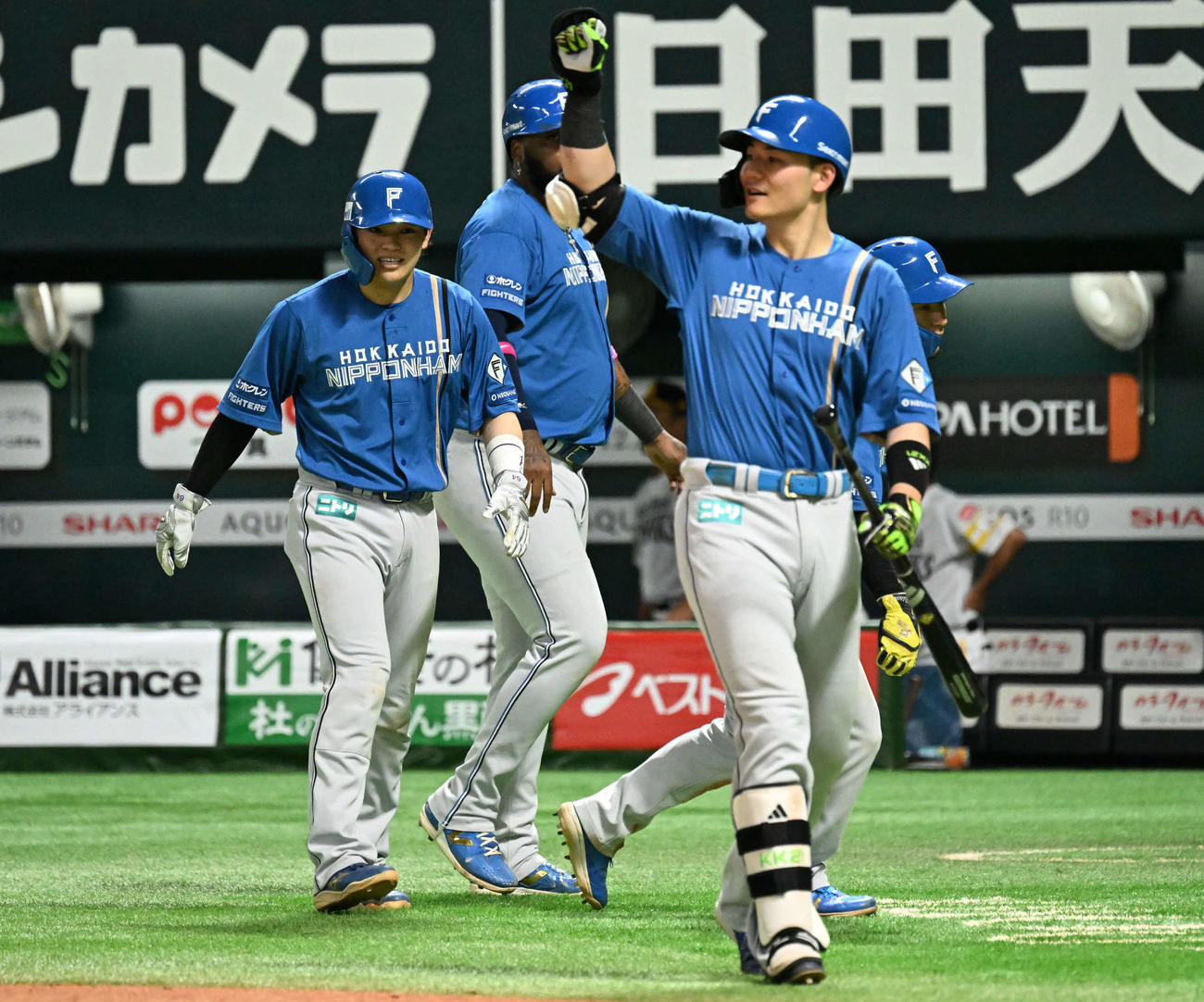 ソフトバンク対日本ハム　7回表日本ハム2死満塁、郡司の走者一掃の適時打に歓喜する清宮（右）（撮影・林敢治）