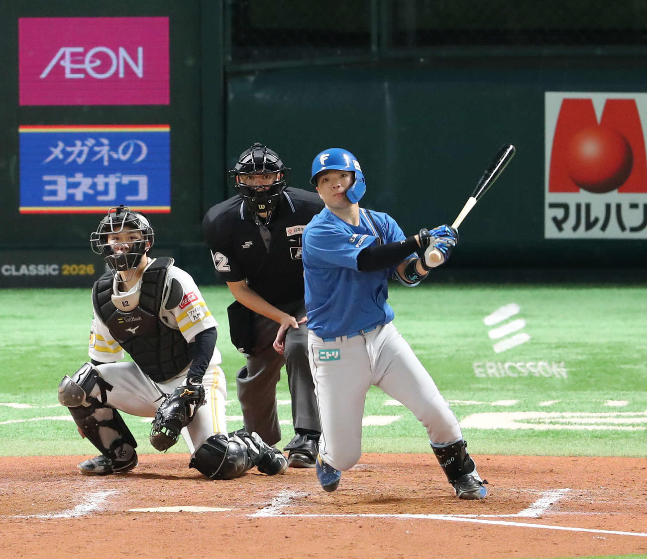 ソフトバンク対日本ハム　7回表日本ハム2死満塁、郡司は中越えに3点適時二塁打を放つ（撮影・梅根麻紀）