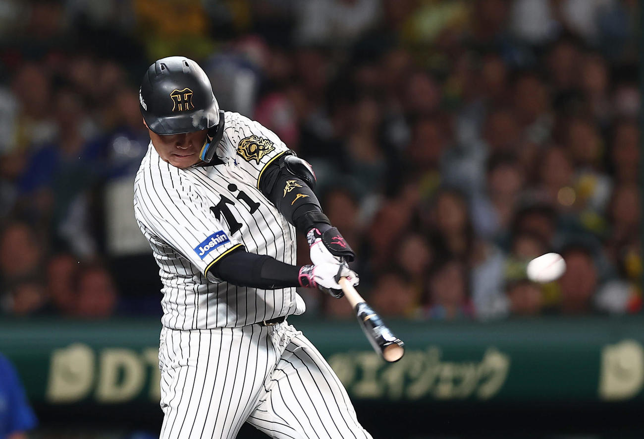 阪神対DeNA 3回裏阪神2死一、二塁、左越え適時二塁打を放つ大山（撮影・前田充）
