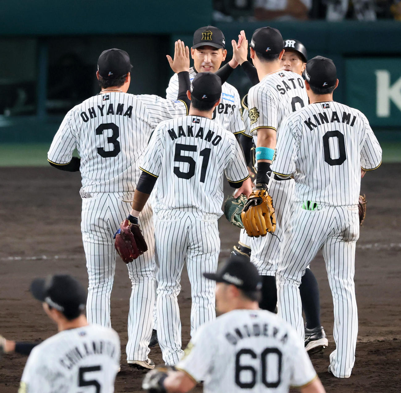 阪神対DeNA DeNAに3連勝しナインとタッチする岩崎（撮影・加藤哉）