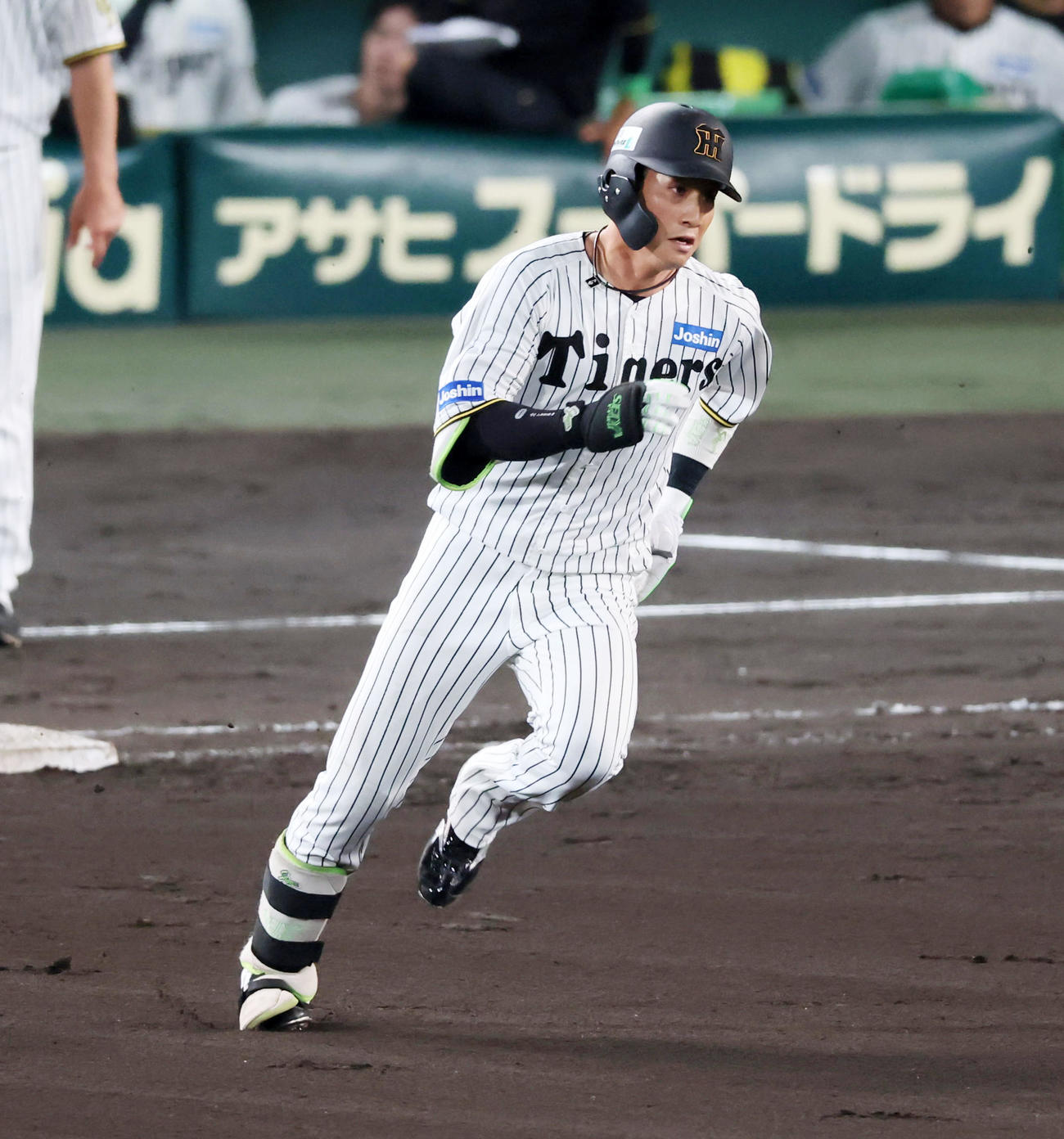 阪神対DeNA 6回裏阪神1死、木浪は右越え二塁打を放つ（撮影・加藤哉）