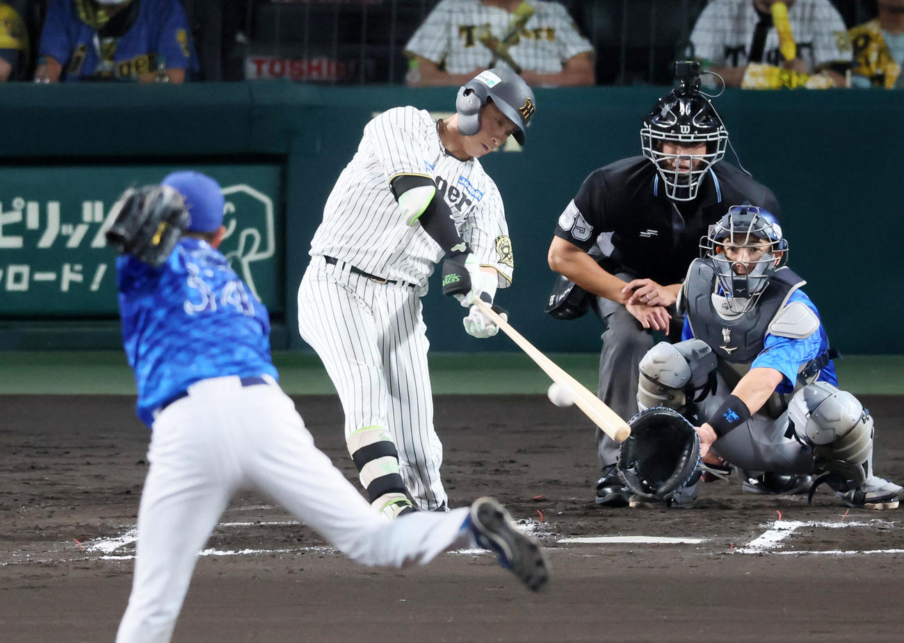 阪神対DeNA 6回裏阪神1死、木浪は右越え二塁打を放つ。投手石田裕（撮影・加藤哉）