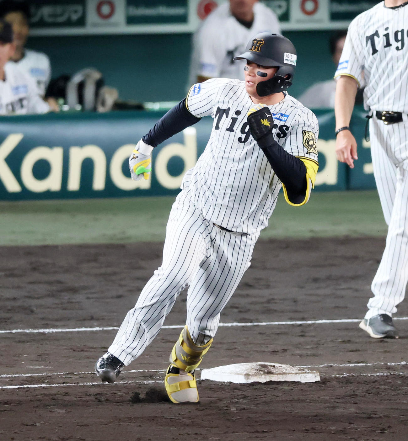 阪神対DeNA 7回裏阪神1死、森下は右へ二塁打を放つ（撮影・加藤哉）