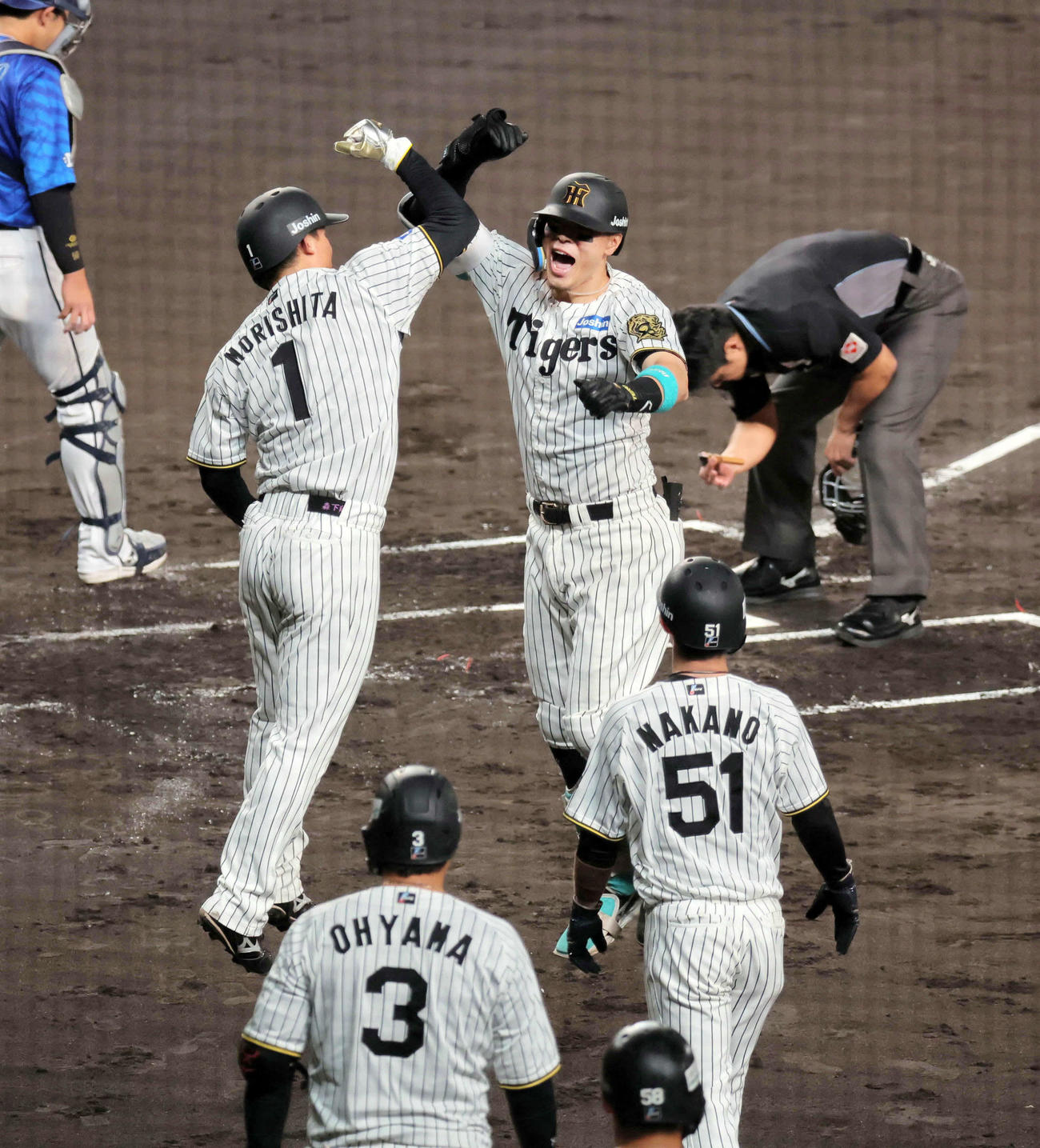 CSファイナル阪神対DeNA 1回裏阪神1死一、二塁、佐藤輝は中越え先制3点本塁打を放ち、森下（左）とジャンプイングエルボー（撮影・宮崎幸一）