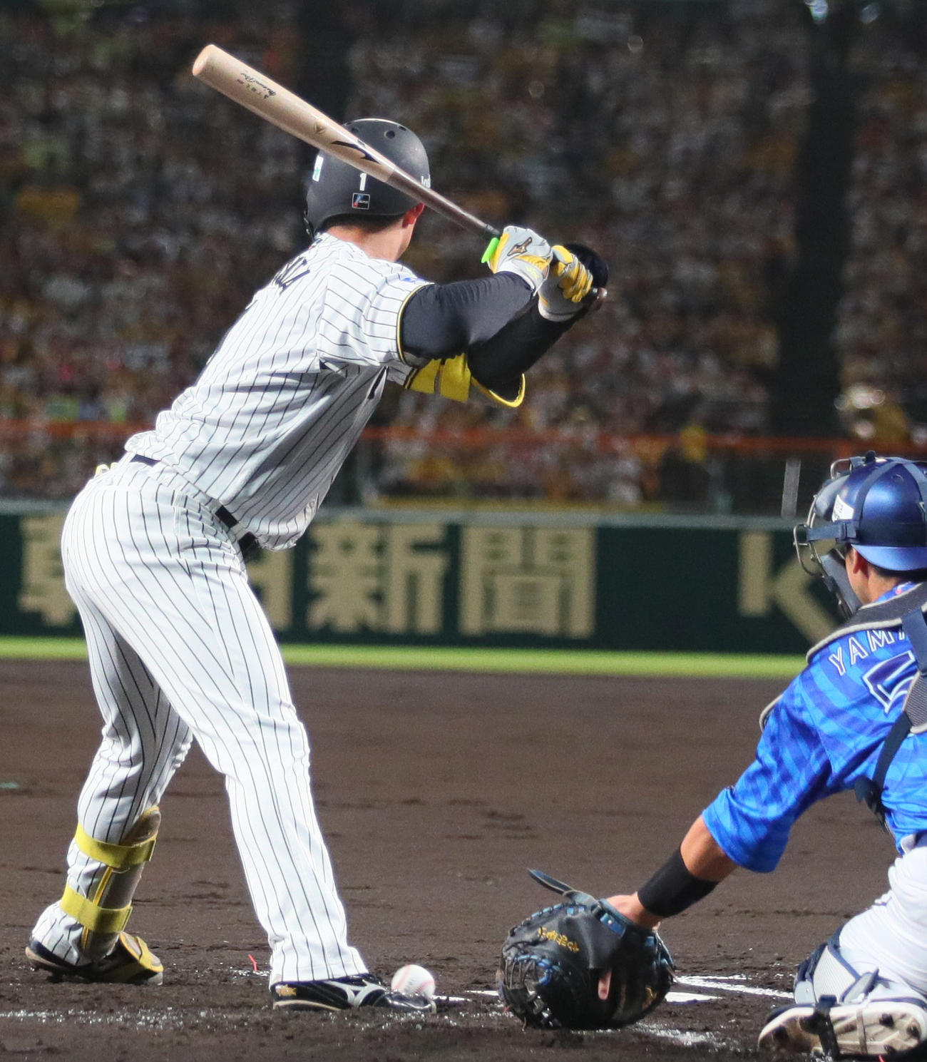 阪神対DeNA 1回裏阪神1死一塁、森下は足に死球を受ける（撮影・上山淳一）