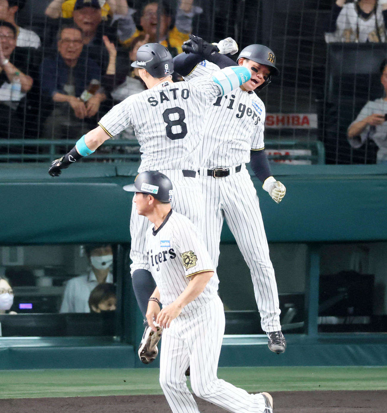阪神対DeNA 1回裏阪神1死一、二塁、中越え3点本塁打を放った佐藤輝(左）とジャンプしてタッチする森下（撮影・加藤哉）