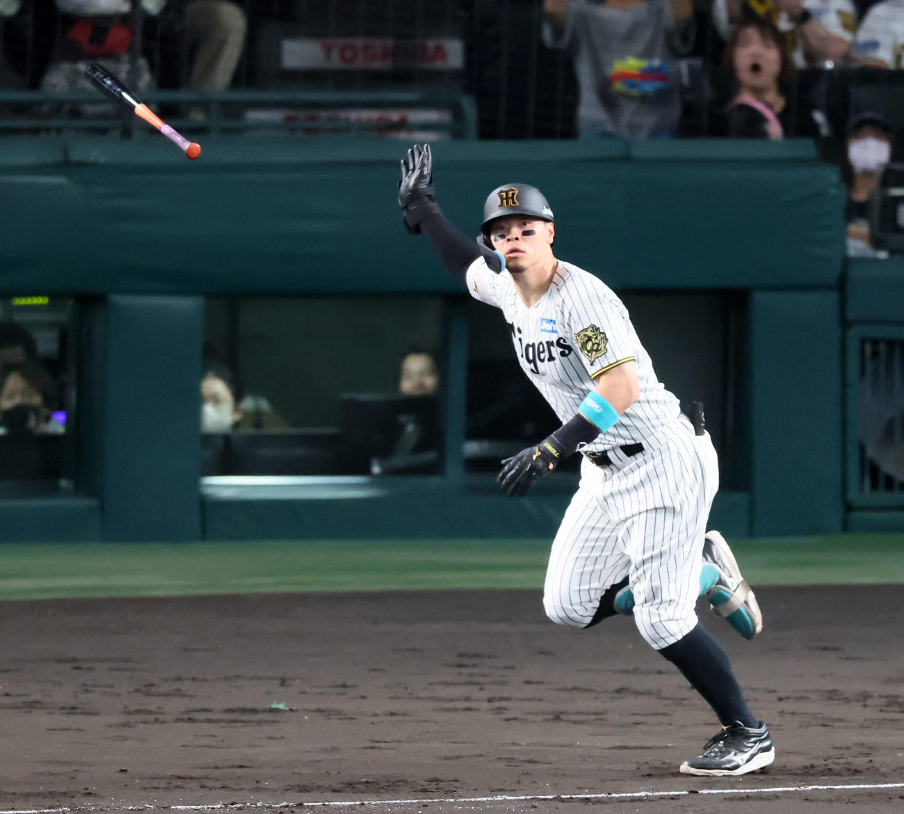 阪神対DeNA 1回裏阪神1死一、二塁、佐藤輝は中越え3点本塁打を放つ（撮影・加藤哉）