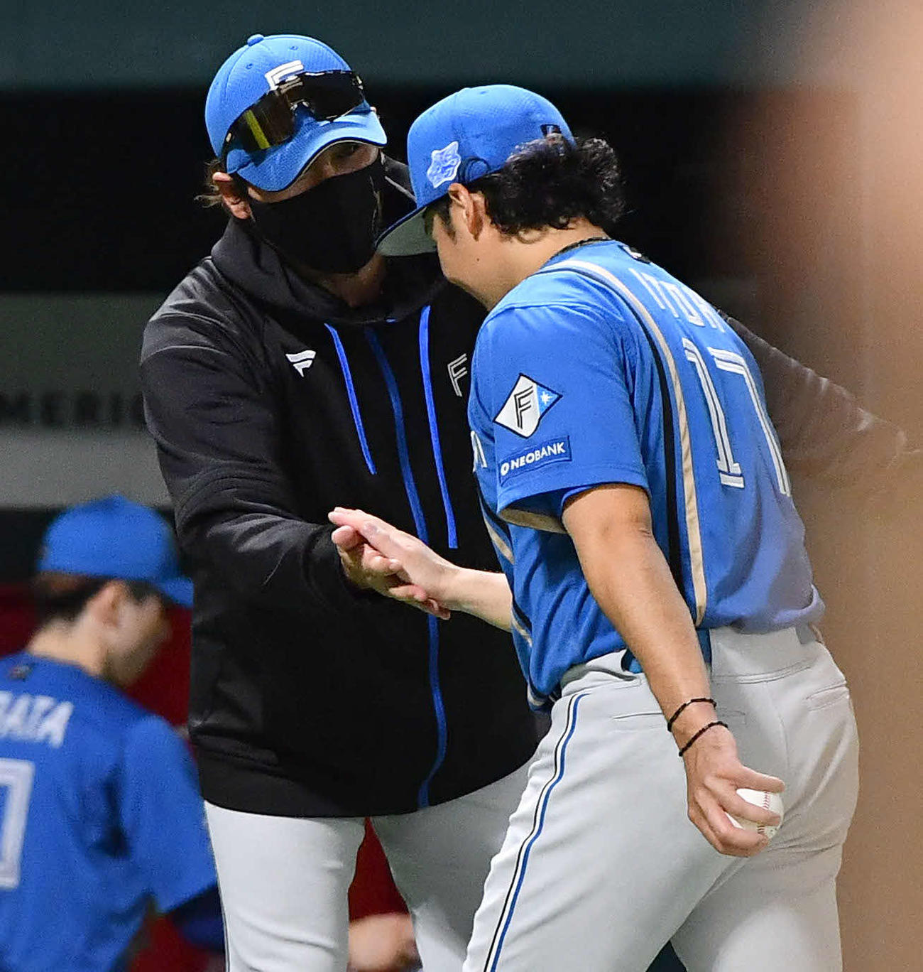 ソフトバンク対日本ハム　ソフトバンクに勝利し、伊藤（右）とタッチを交わす新庄監督（撮影・岩下翔太）