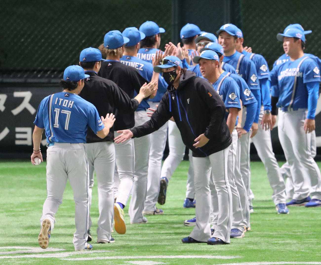 ソフトバンク対日本ハム　勝利投手となった伊藤とハイタッチをする新庄監督（撮影・梅根麻紀）