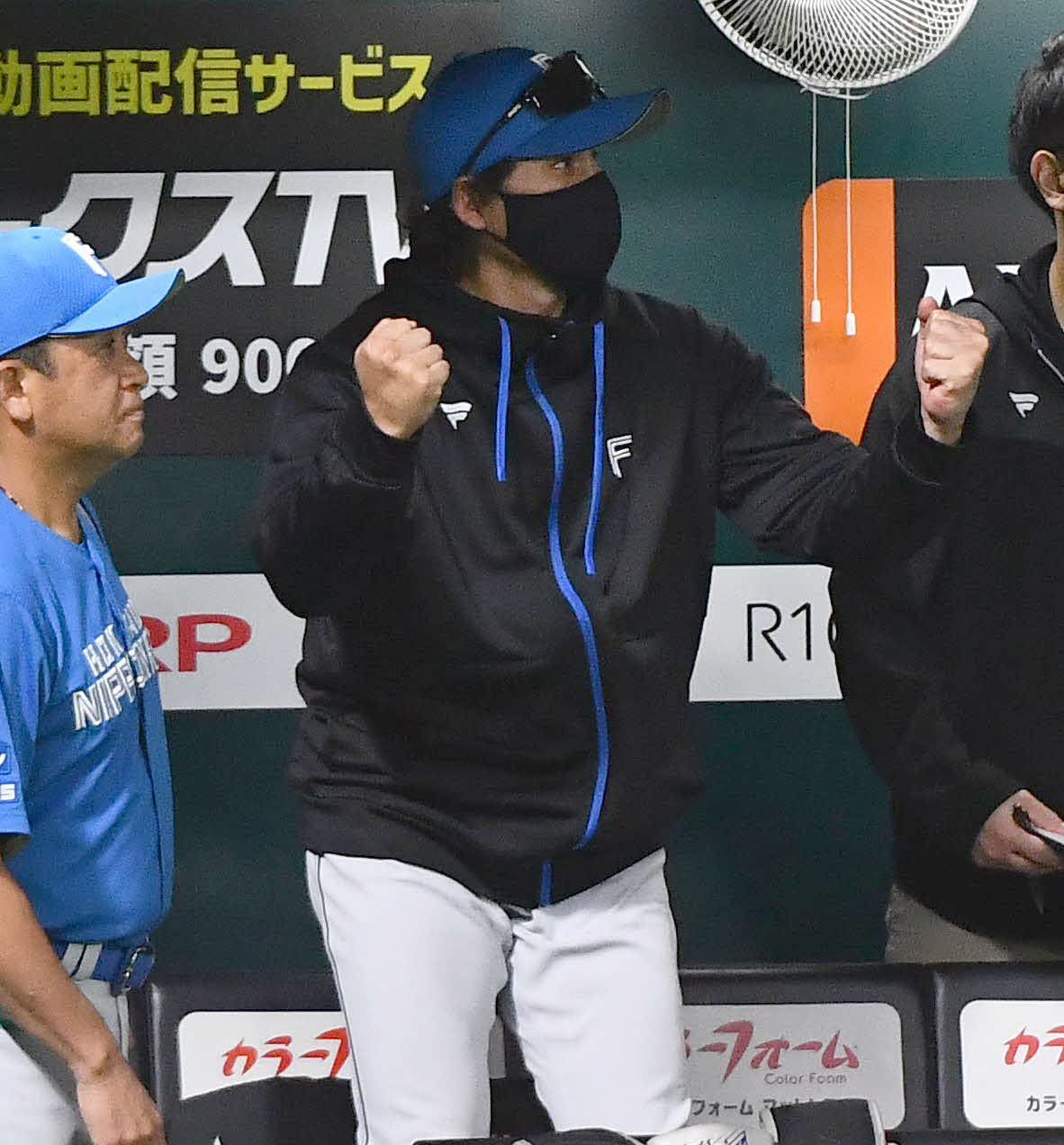ソフトバンク対日本ハム　4回表日本ハム無死、レイエスが左越え本塁打を放ち、ガッツポーズする新庄監督（撮影・岩下翔太）