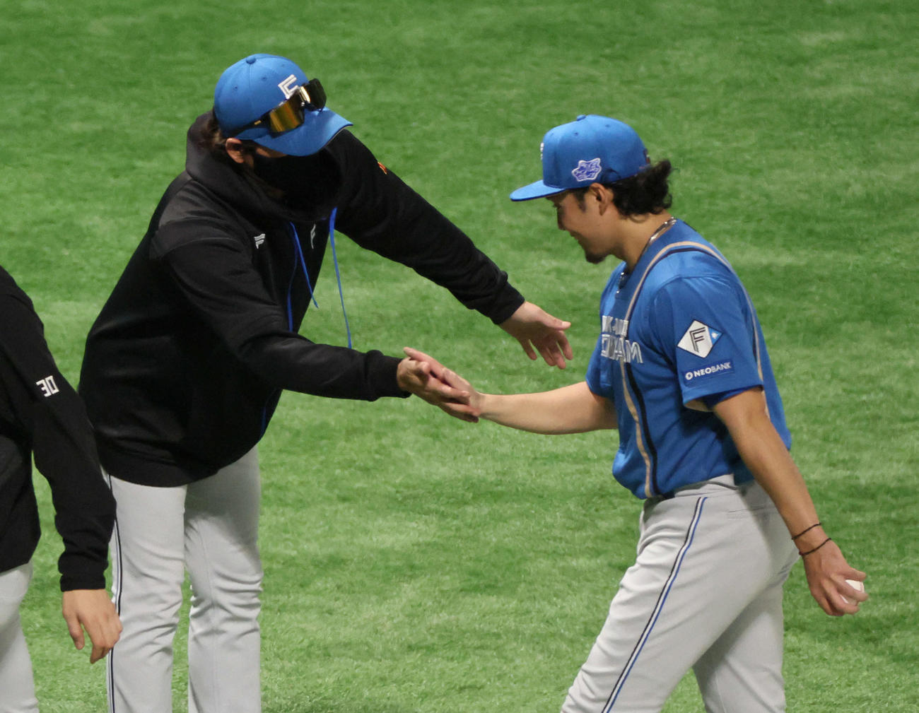 ソフトバンク対日本ハム　伊藤（右）を迎える新庄監督（撮影・加藤孝規）