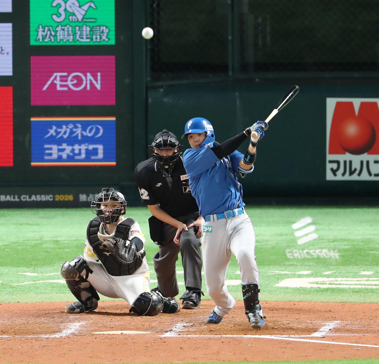 ソフトバンク対日本ハム　7回表日本ハム2死満塁、郡司は中越えに3点適時二塁打を放つ（撮影・梅根麻紀）