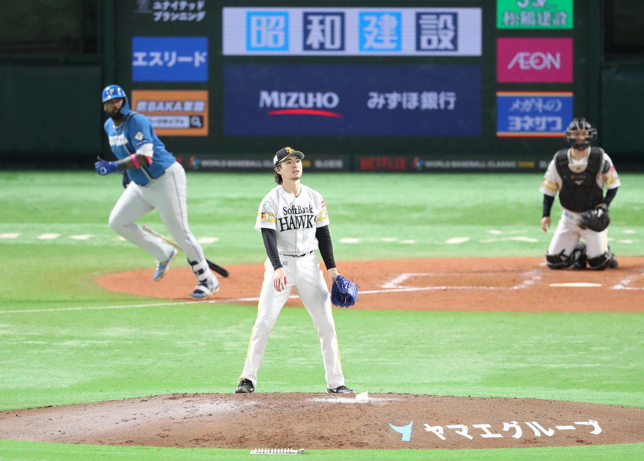 ソフトバンク対日本ハム　4回表日本ハム無死、レイエスに左越え本塁打を浴びた上沢（撮影・梅根麻紀）