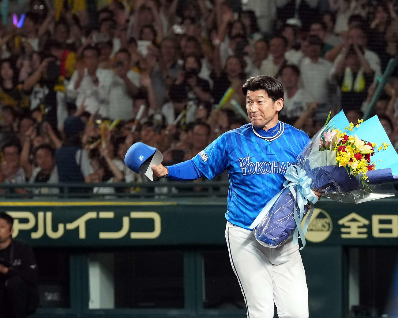 ファンの大声援に応えるDeNA三浦監督（撮影・たえ見朱実）