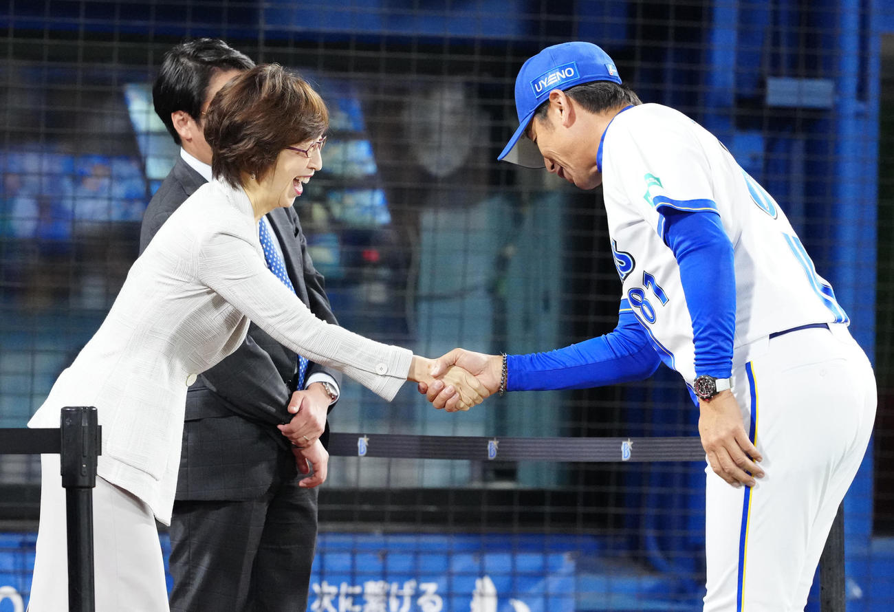 南場智子オーナーと握手を交わすDeNA三浦大輔監督（2025年10月1日撮影）