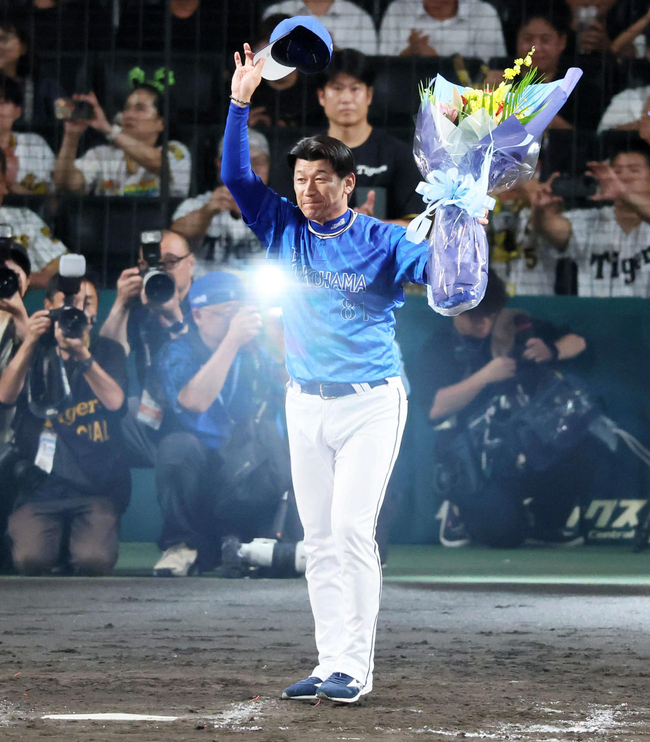 阪神対DeNA　花束を手にスタンドへ手を振るDeNA三浦監督（撮影・加藤哉）