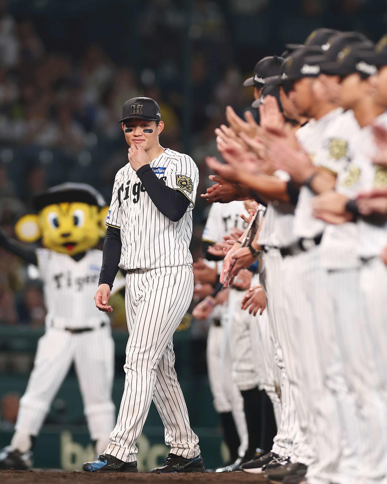 阪神対DeNA MVPに選ばれた阪神森下（左）（撮影・前田充）