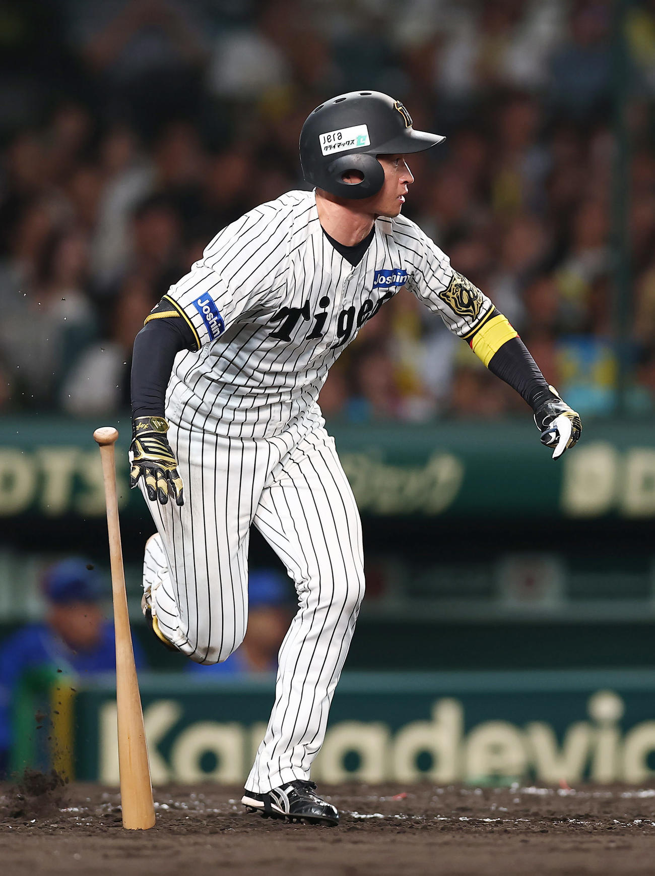 阪神対DeNA 5回裏阪神無死、遊撃へ内野安打を放つ近本（撮影・前田充）