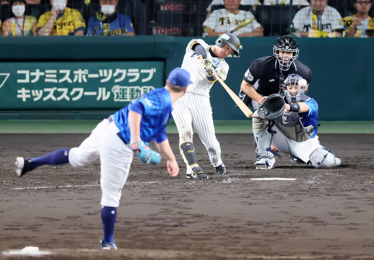 阪神対DeNA 5回裏阪神無死、近本は遊へ内野安打を放つ。投手ケイ（撮影・加藤哉）